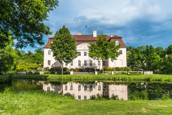 Branitz kalesi Cottbus, Almanya 'da. 1871 'de Heinrich Graf von Pueckler-Muskau için inşa edildi. Kale güzel Branitz Parc 'ta yer almaktadır..