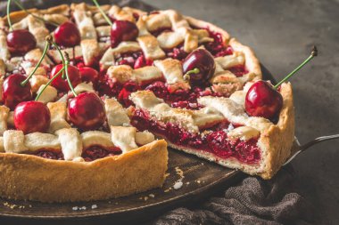 Ev yapımı vişneli turtayı kapat.