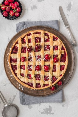 Beyaz arka planda taze kirazlı ev yapımı vişneli turta.