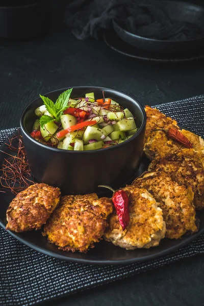 Siyah Kasede Taze Salatalık Salatası Balık Sebze Köftesi Köfte Var — Stok fotoğraf