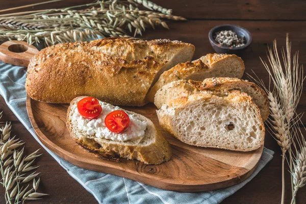 Mediterraanse Stokbrood Met Kruiden Sel Mer Een Plakje Roomkaas Tomaten — Stockfoto