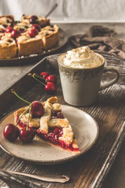 Bir parça taze vişneli turta ve bir fincan kremalı kahve.