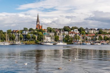 Flensburg, Almanya - 14 Ağustos 2021: Almanya 'nın kuzeyinde Danimarka sınırına yakın, dikey