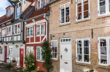 Flensburg, Almanya - 14 Ağustos 2021: Küçük bir sokakta güzel eski evler 