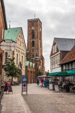 Ribe, Danimarka - 4 Ağustos 2021: En eski Danimarka şehri Ribe 'de kafeleri ve katedrali olan yaya bölgesi. Dikey.