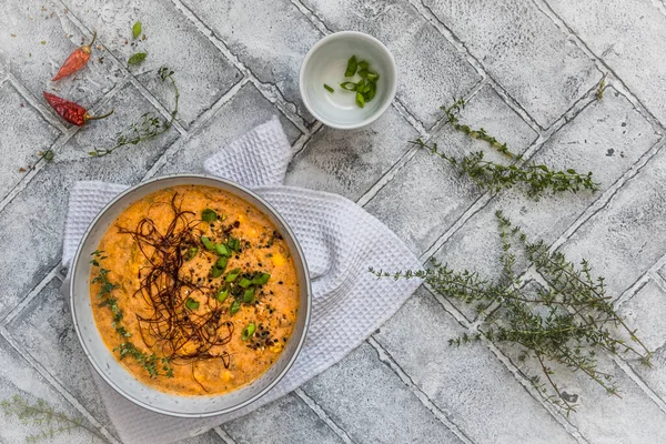 Sopa Creme Vegetal Tomate Com Pimenta Cebolinha Ervas Frescas Fundo — Fotografia de Stock