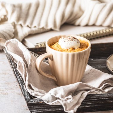 Balkabağı aromalı, krem şantili, beyaz örtülü pasta, 1x1