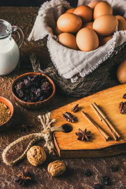 Kahverengi tonda ahşap şarap masasında çeşitli pişirme malzemeleri. Ev yapımı için hazırlık.