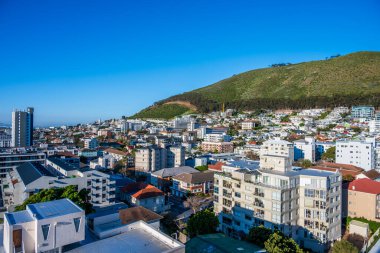 Güney Afrika, Cape Town 'daki Seapoint bölgesinin manzarası, bir otelin çatısından.