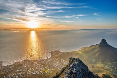 Lions Head Dağı ve Cape Town, Güney Afrika şehri masa dağının tepesinden görülüyor. Güzel gün batımı ışığı.