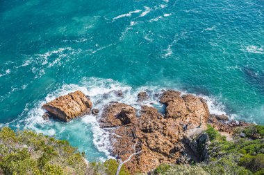 Knysna Gölü 'nün güzel manzarası Knysna Kafaları adlı bir bakış açısından.