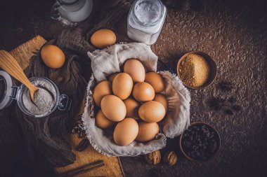 Kırsal bronz masa üzerinde çeşitli hamur işi malzemeleri. Ev yapımı için hazırlık.