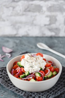 Gri arka planda süzme peynirli domates salatası düşük karbonhidrat için salata, yüksek protein diyeti. Kopyalama alanı ile dikey.