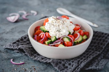 Gri arka planda süzme peynirli domates salatası düşük karbonhidrat için salata, yüksek protein diyeti. Boşluğu kopyala.