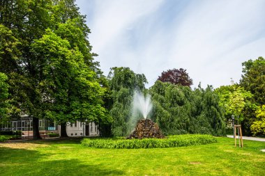 Baden-Baden, Almanya 'da Baden-Baden' deki Lichtentaler Allee 'de bir parkta çeşme
