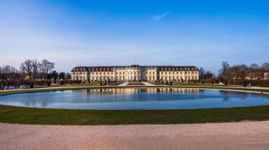 Ludwigsburg, Almanya - 07.03.2026: Ludwigsburg 'da halk bahçesi ve parkı olan Barok Kalesi, Almanya