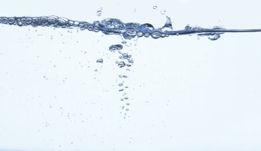 Su sıçraması beyaz üzerine izole edilmiş.