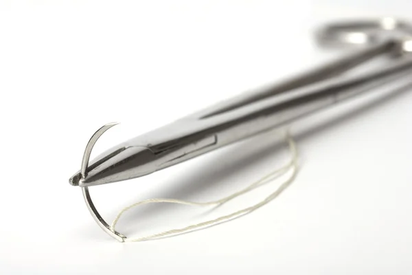 O suporte velho com uma agulha cirúrgica e seda — Fotografia de Stock