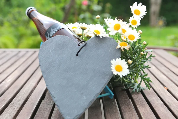 Bierflasche auf Gartentisch — Stockfoto