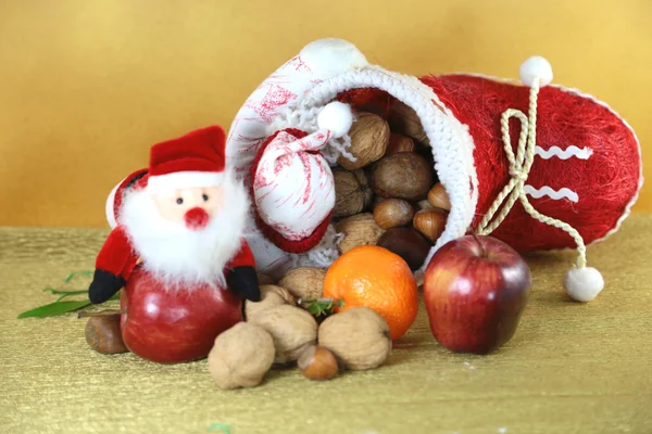 Nicholas, elma ve fındık ile