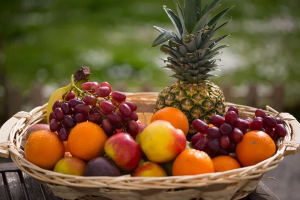 Mand met vers fruit, groene achtergrond — Stockfoto