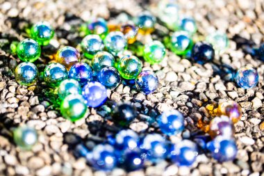 Misket oynamak, eski çocuk oyunu, renkli toplar.