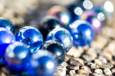 Misket oynamak, eski çocuk oyunu, renkli toplar.