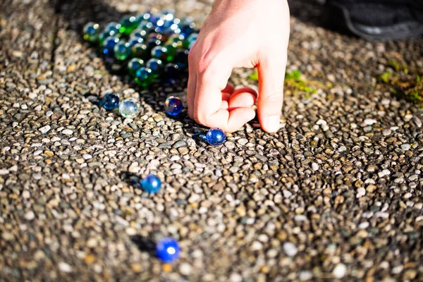 Jogando Berlindes Jogo Infantil Velho Bolas Coloridas — Fotografia de Stock