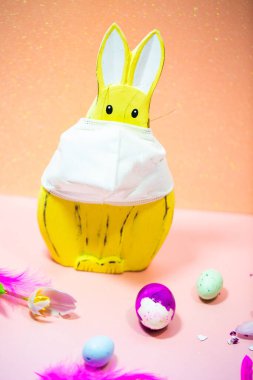 Corona saatinde maskeli Paskalya tavşanı