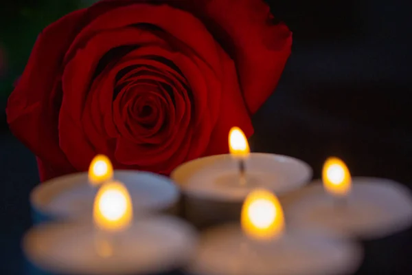 Růže Svíčkami Červené Pozadí — Stock fotografie