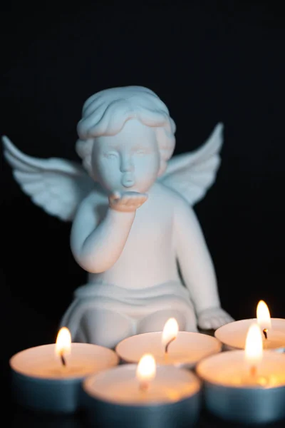 Engel Mit Kerzen Davor Schwarzer Hintergrund Trauerkarte Karte Postkarte — Stockfoto