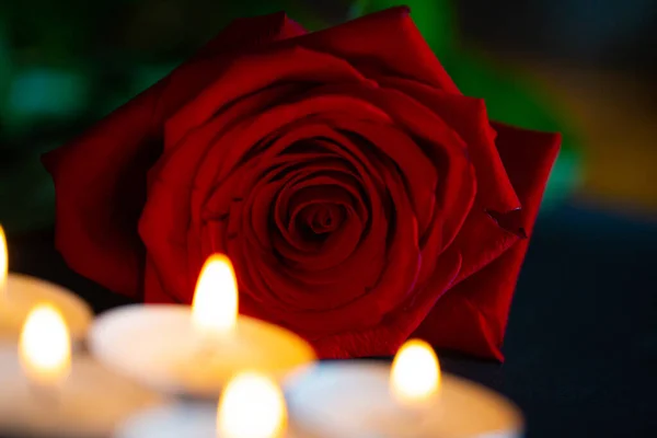 Rote Rose Mit Kerzen Schwarzer Hintergrund Trauer — Stockfoto