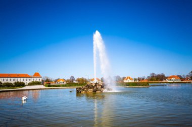 Münih 'teki Nymphenburg Sarayı' nda çeşme, mavi gökyüzü, bahar