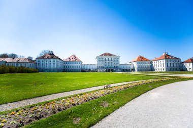 Münih 'teki Nymphenburg Şatosu, mavi gökyüzü, Kral Ludwig' in Kalesi