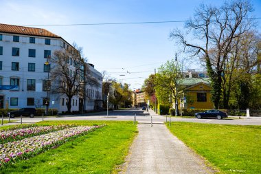 Münih 'te Karolinenplatz, mavi gökyüzü