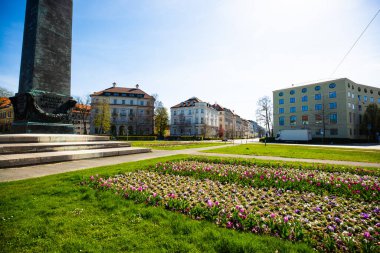 Münih 'te Karolinplatz, bahar zamanı, açık mavi gökyüzü