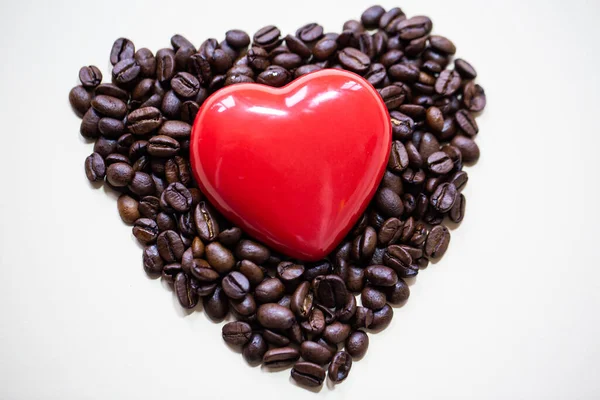Coração Vermelho Meio Grãos Café Fundo Branco — Fotografia de Stock