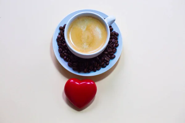 コーヒー豆とハートのコーヒーカップ — ストック写真