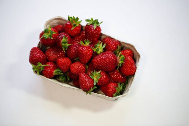 Beyaz arka planda bir kasede çilek