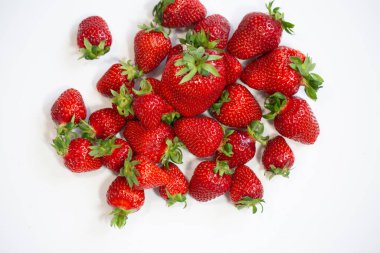 Beyaz arka planda çilekler