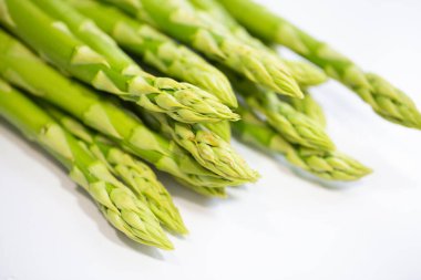 Beyaz arkaplanda yeşil kuşkonmaz