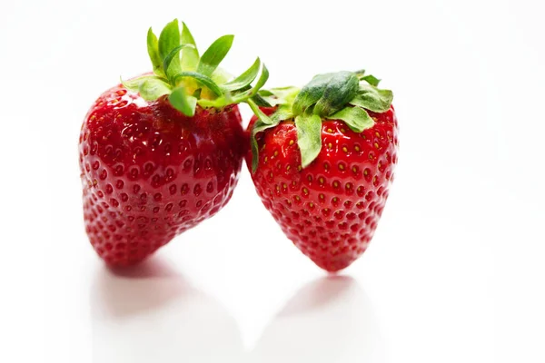 白色背景的两个草莓 — 图库照片