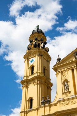Münih 'teki Tiyatro Kilisesi, mavi gökyüzü