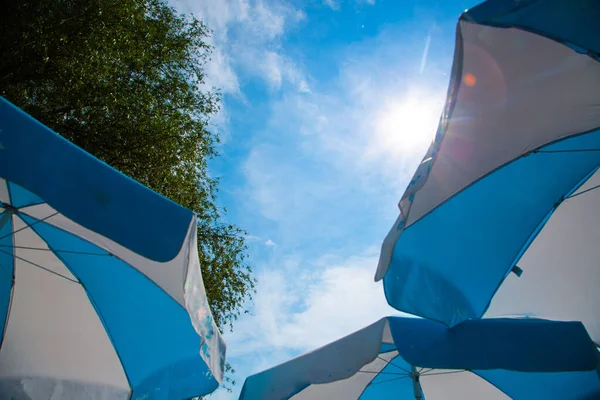 Weiß Blaue Sonnenschirme Und Blauer Himmel Der Himmel Über Bayern — Stockfoto