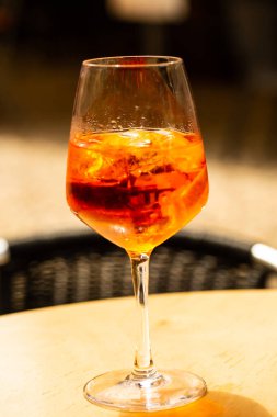 Aperol Spritz restoranın dışındaki masada.