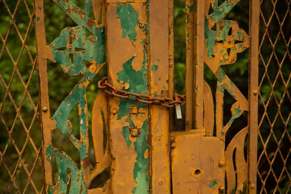 放置庭園の前にある古い鉄門 — ストック写真