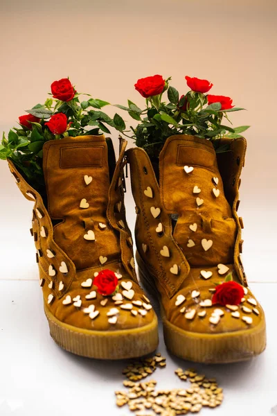 Zapatos Viejos Con Corazones Rosas Fondo — Foto de Stock