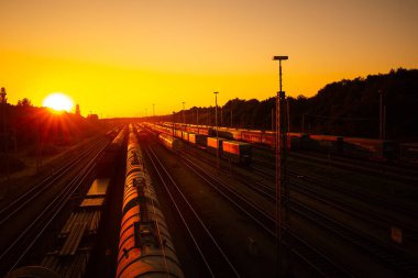 Gün batımında Münih 'teki Marshalling Tersanesi