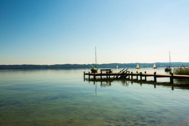 Bavyera 'da Starnbergersee, marina ve mavi gökyüzü