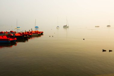 Sabah Ammersee 'de pedallı tekneler, sisli bir gün.